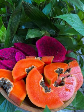 Bahçede tropik meyve papaya ve kırmızı ejderha meyvesi