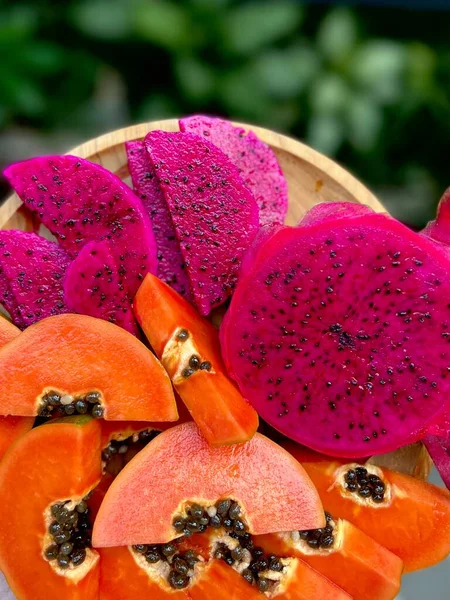 庭には熱帯果実パパイヤと赤いドラゴンフルーツがあります ロイヤリティフリーのストック写真