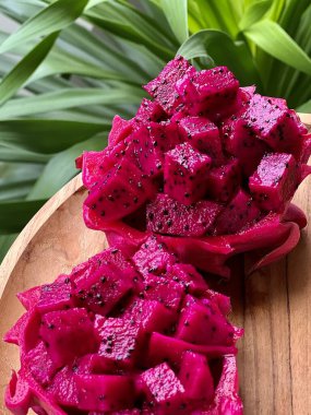 Tropikal olarak tahta tabakta ejderha meyvesi