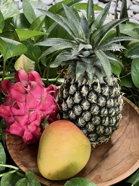 Fruta Dragón Piña Mango Plato Madera Tropical — Foto de Stock