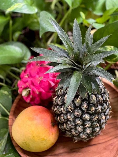Ejderha Meyvesi Ananas Mango Tropikal Olarak Ahşap Tabakta — Stok fotoğraf