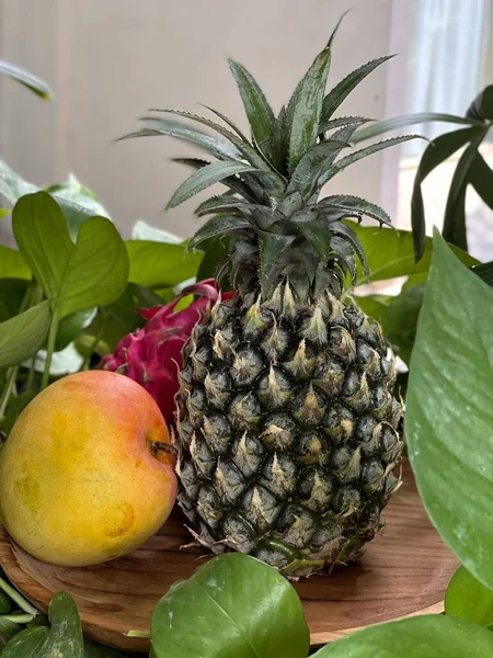 Drakenfruit Ananas Mango Houten Plaat Tropisch — Stockfoto