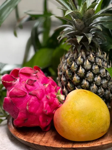 Drakenfruit Ananas Mango Houten Plaat Tropisch — Stockfoto