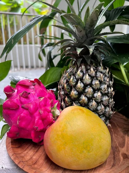 Drakenfruit Ananas Mango Houten Plaat Tropisch — Stockfoto