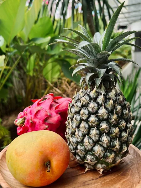 Drakenfruit Ananas Mango Houten Plaat Tropisch — Stockfoto