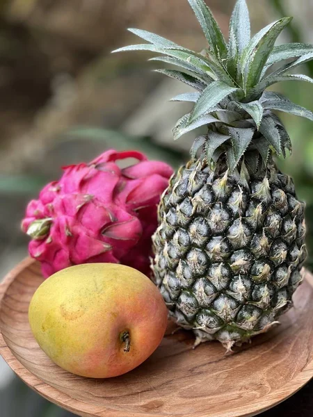 Fruta Dragón Piña Mango Plato Madera Tropical — Foto de Stock