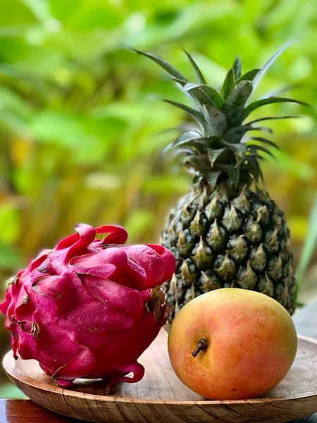 Fruta Dragón Piña Mango Plato Madera Tropical — Foto de Stock