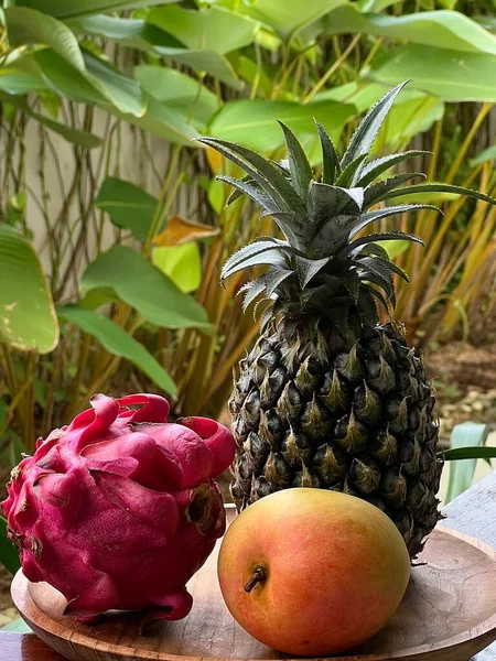 Drakenfruit Ananas Mango Houten Plaat Tropisch — Stockfoto