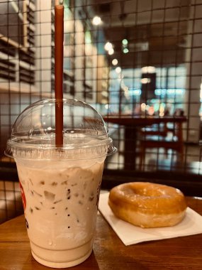 Tahta masada bir bardak kahve sütü.