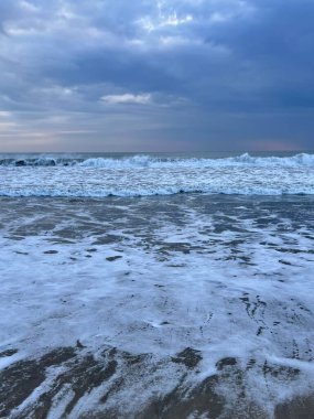 Deniz plajı ve bulutlu gökyüzü