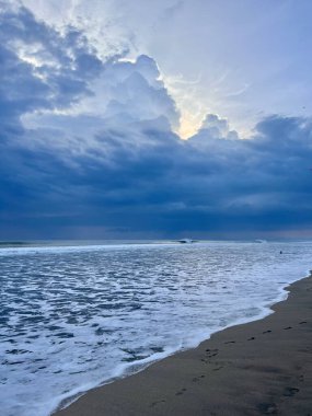 Deniz plajı ve bulutlu gökyüzü