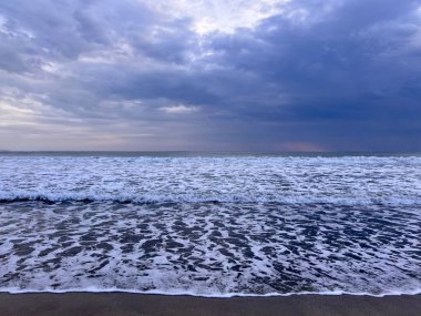 Deniz plajı ve bulutlu gökyüzü