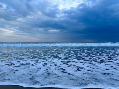 Deniz plajı ve bulutlu gökyüzü