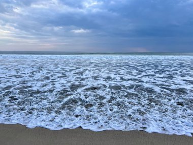 Deniz plajı ve bulutlu gökyüzü