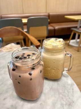 Tahta masada bir bardak kahve sütü.