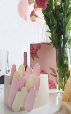 Kutlama için pembe pasta ve lokum.