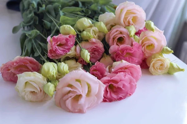 Bouquet Pink Yellow Flowers Table — стоковое фото