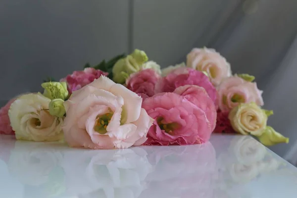 Bouquet Pink Yellow Flowers Table — Fotografia de Stock
