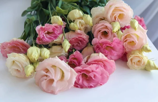 Bouquet Pink Yellow Flowers Table —  Fotos de Stock