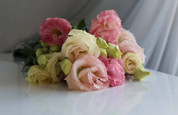Bouquet Pink Yellow Flowers Table — стоковое фото