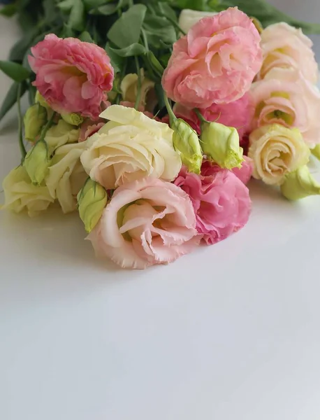 Букет Розовых Желтых Цветов Таблице — стоковое фото