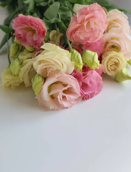 Bouquet Pink Yellow Flowers Table — стоковое фото