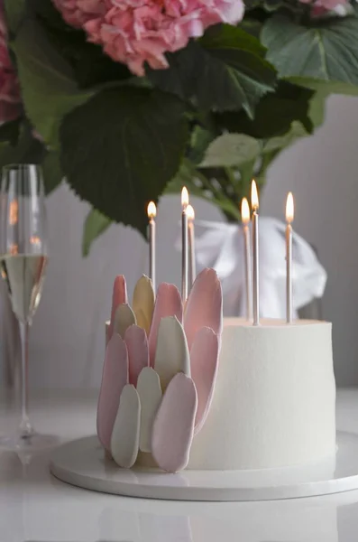 Bolo Rosa Com Velas Marshmallows Uma Celebração — Fotografia de Stock