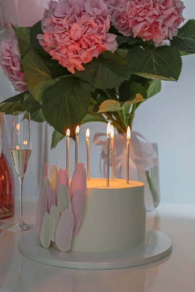 Bolo Rosa Com Velas Marshmallows Uma Celebração — Fotografia de Stock