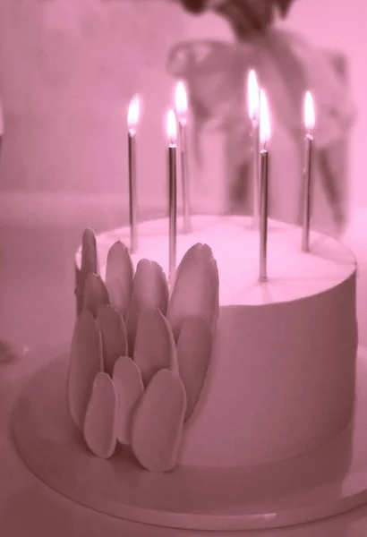 Różowy Tort Świeczkami Piankami Uroczystości — Zdjęcie stockowe