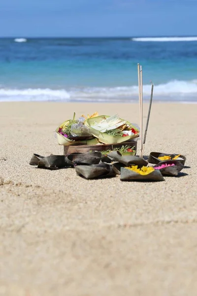 Mempersembahkan Kepada Para Dewa Bali Pantai Laut — Stok Foto