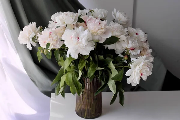 Bouquet White Flowers Peonies Vase Table — Stock Photo, Image