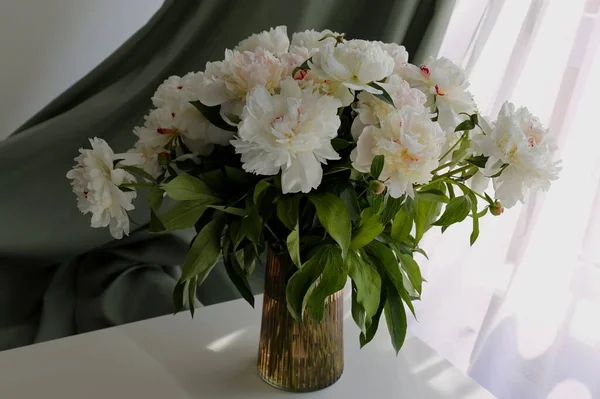 Boeket Witte Bloemen Pioenrozen Vaas Tafel — Stockfoto