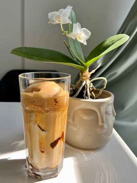 Morning Coffee Foam Orchid Flower Table — ストック写真