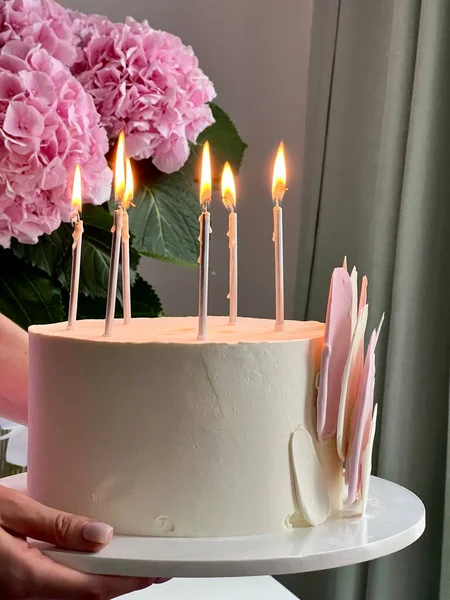 Торт День Народження Рожевому Кольорі Букет Гіацинтів — стокове фото