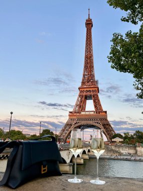 Paris kulesinde beyaz şarap bardakları