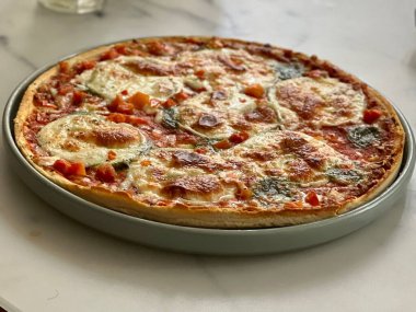 Masadaki lezzetli pizza.