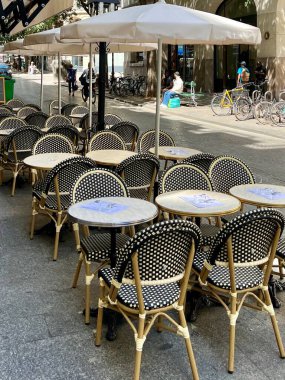  Restoranda kafeterya masaları ve sandalyeler.