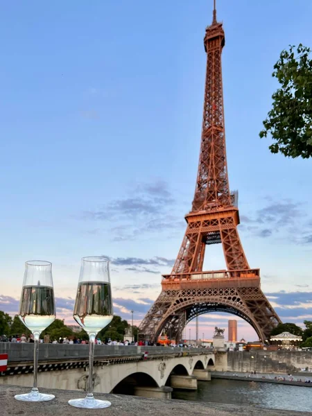 Copos Vinho Branco Torre Fundo Paris — Fotografia de Stock