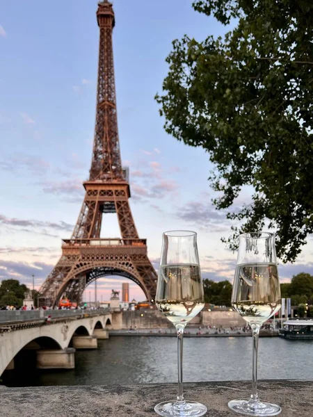Стаканы Белого Вина Фоновой Башне Париже — стоковое фото
