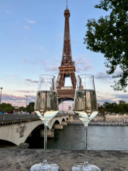 Copos Vinho Branco Torre Fundo Paris — Fotografia de Stock