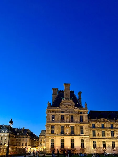 Παλιό Κτίριο Στο Φόντο Μπλε Του Ουρανού Στο Παρίσι Νύχτα — Φωτογραφία Αρχείου