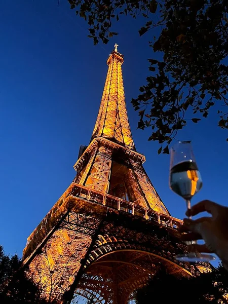 Glas Champagne Eiffeltoren Achtergrond Blauwe Lucht Parijs Nachts — Stockfoto