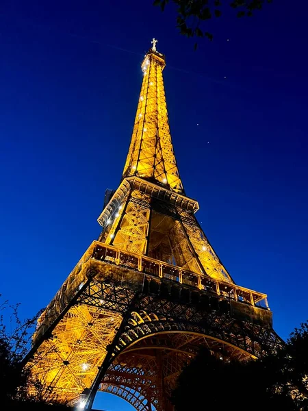 晚上在巴黎蓝天背景下的埃菲尔铁塔 — 图库照片