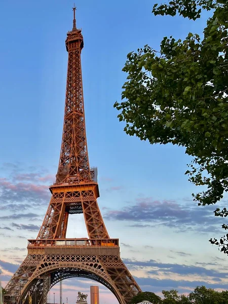 Eiffel Tower Background Blue Sky Paris Summer — Zdjęcie stockowe