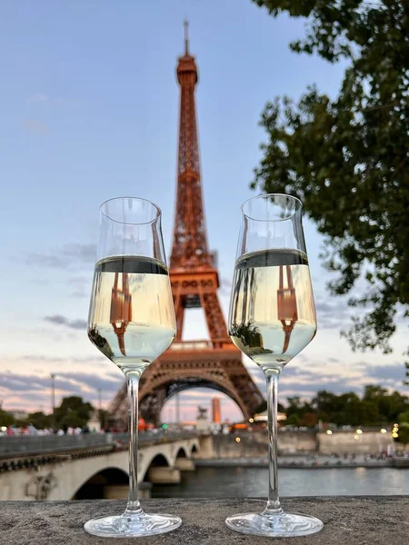 パリの背景塔にある白ワインのグラス ストックフォト