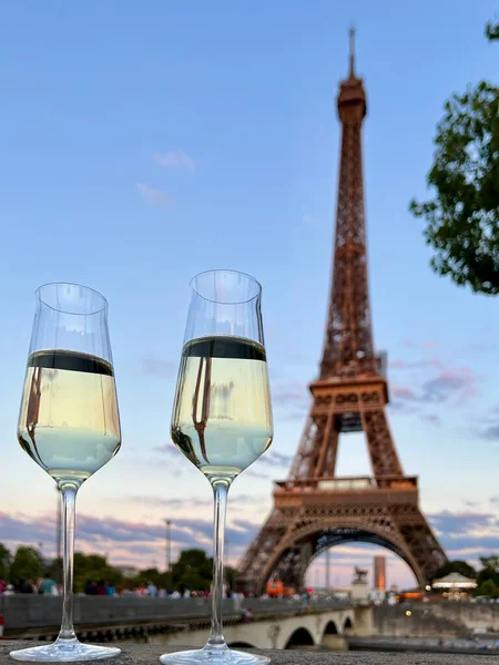 パリの背景塔にある白ワインのグラス ロイヤリティフリーのストック写真