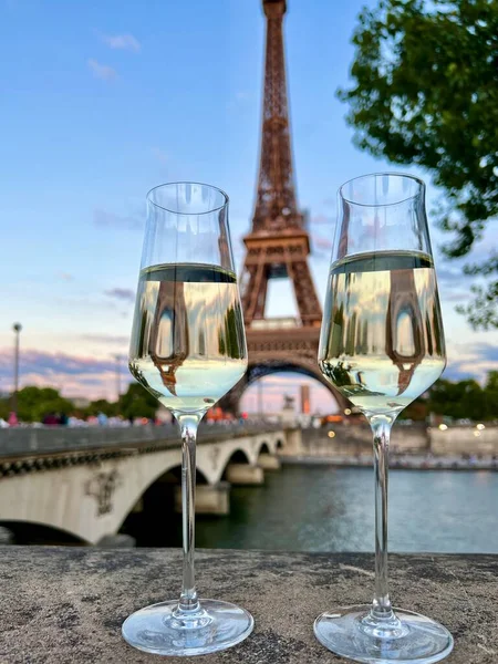 巴黎塔中的白葡萄酒玻璃杯 图库照片
