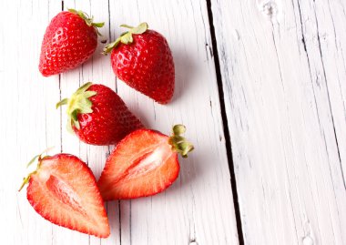 bir beyaz tahta üzerinde çilek