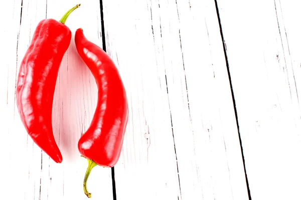 Rote Paprika auf weißem Brett — Stockfoto