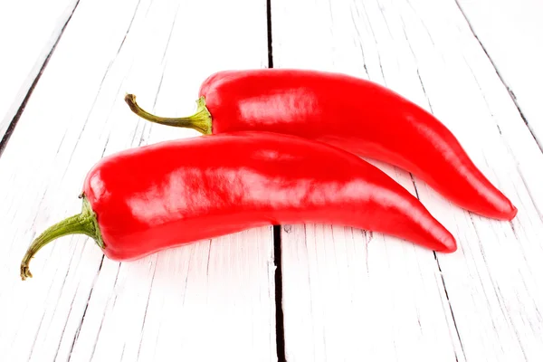 Rote Paprika auf weißem Brett — Stockfoto